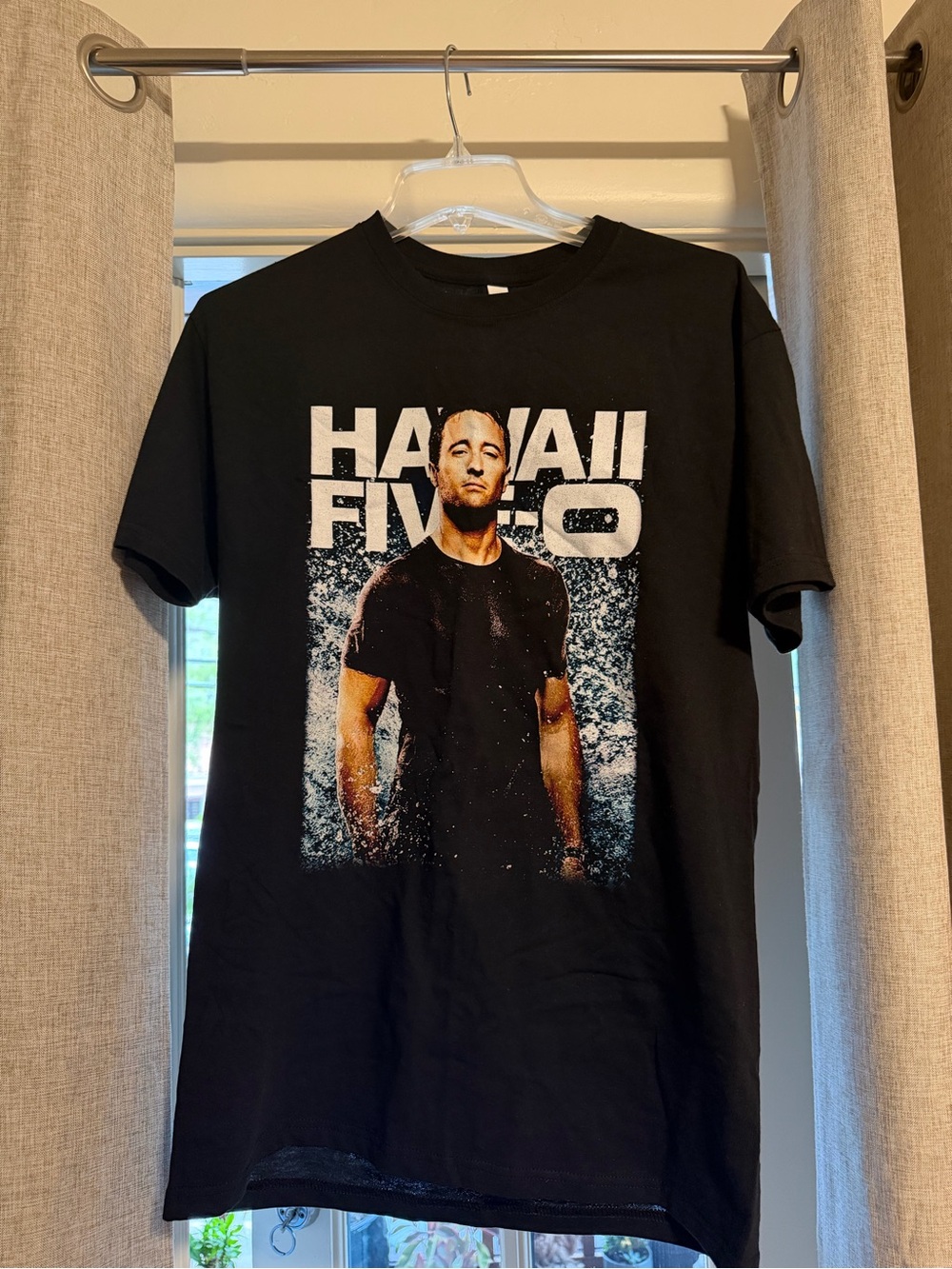 Black Hawaii Five-0 Graphic Short-Sleeve Tee size medium